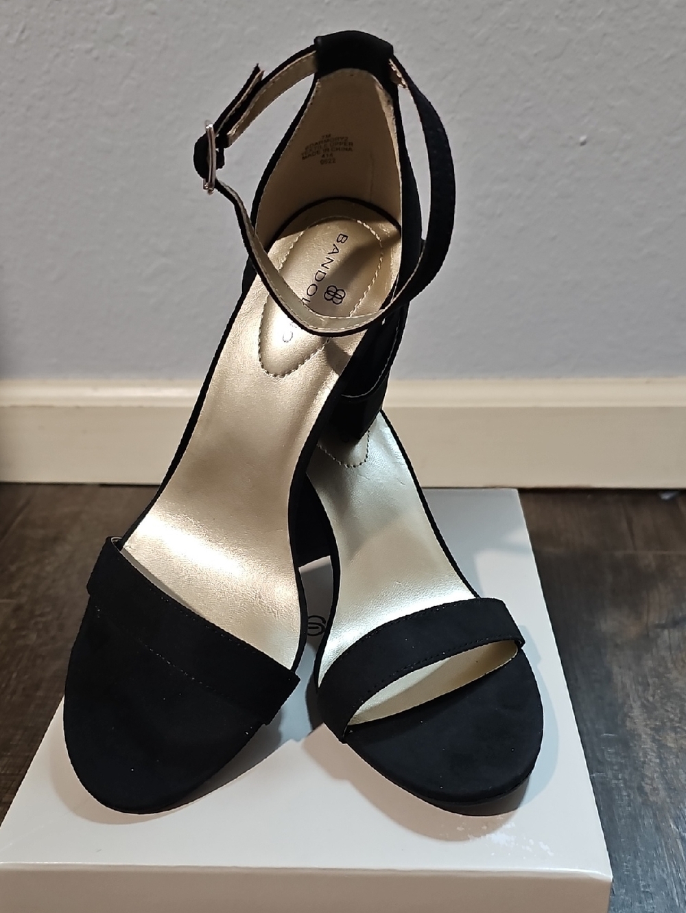 Bandolino Armory Women's 7 Black Suede Ankle-Strap Heels New In Box - Picture 2 of 7